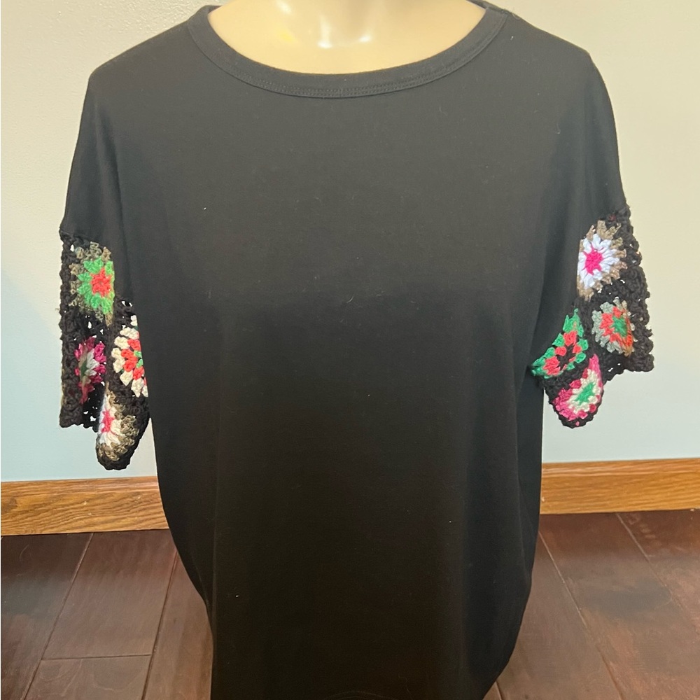 Ladies Black Tee Shirt Short Sleeve Crocheted Granny Squares PinkLady small Boho